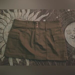 Army green cargo miniskirt. Size 11